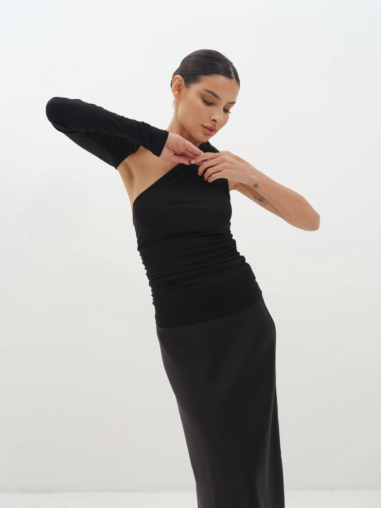 Neve One-Sleeve Asymmetric Top - Image 4